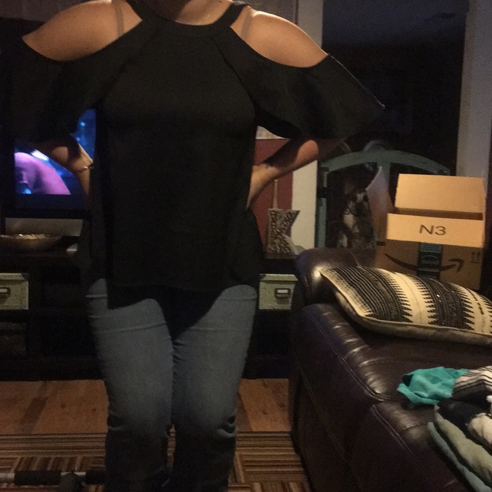 Blouse open back and cold shouldered